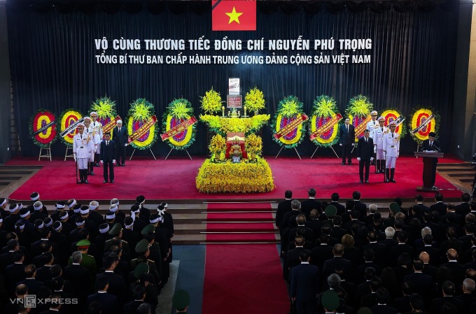 Linh xa chở di hài Tổng Bí thư Nguyễn Phú Trọng trên đường phố Hà Nội - 2