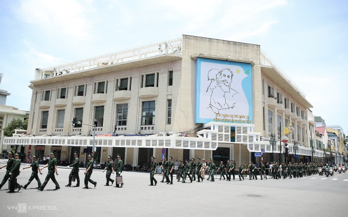 Linh xa chở di hài Tổng Bí thư Nguyễn Phú Trọng trên đường phố Hà Nội - 9