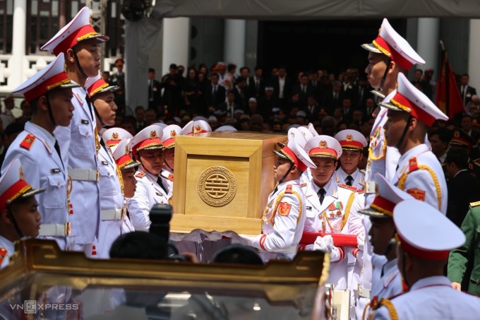 Linh xa chở di hài Tổng Bí thư Nguyễn Phú Trọng trên đường phố Hà Nội - 1