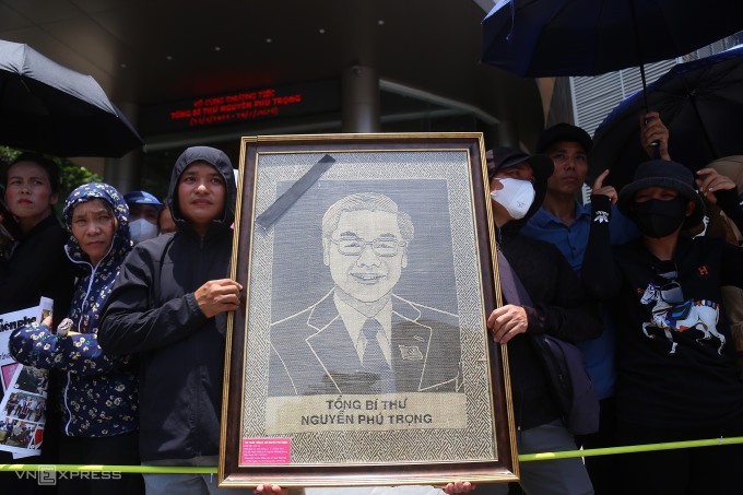 Linh xa chở di hài Tổng Bí thư Nguyễn Phú Trọng trên đường phố Hà Nội - 8